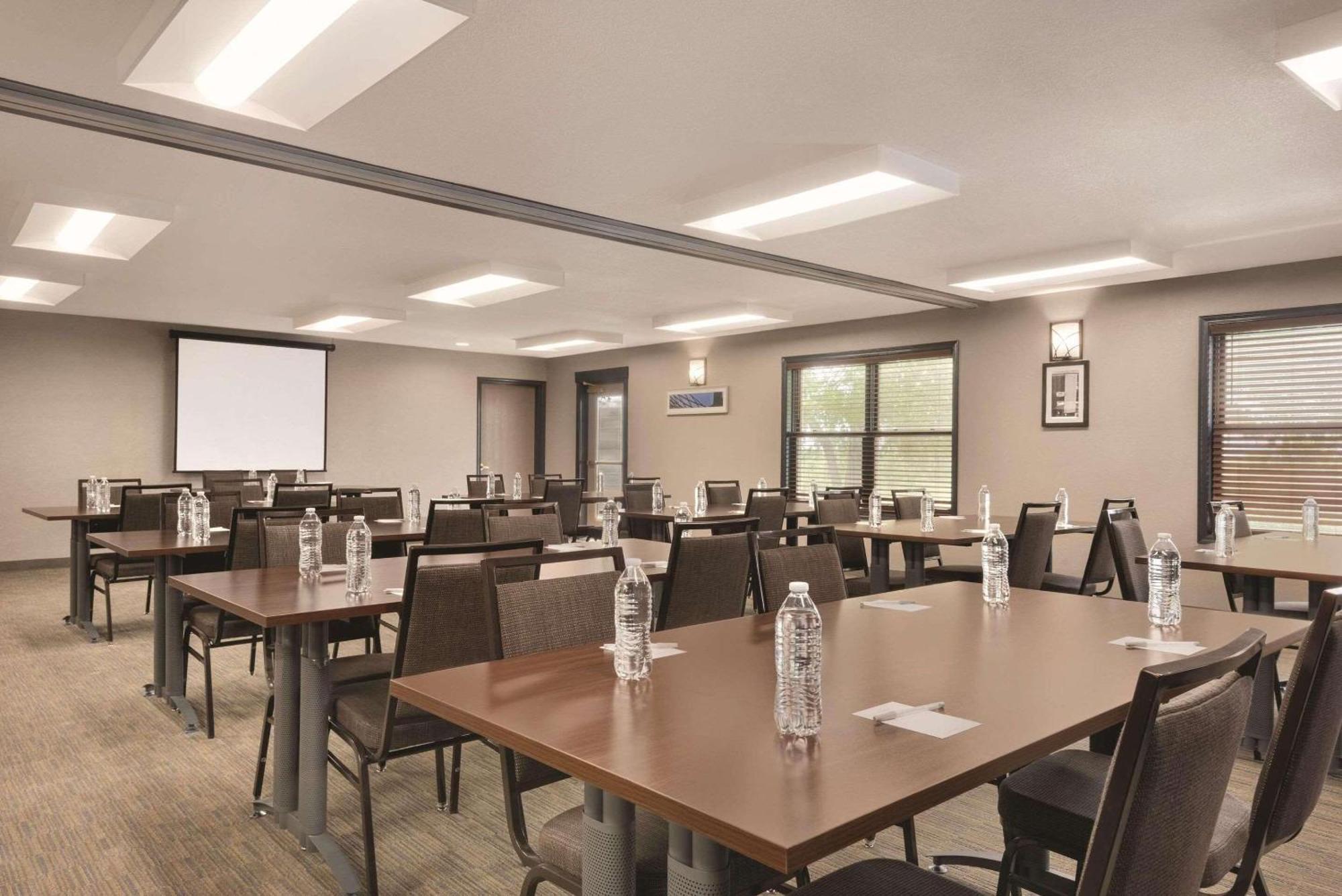 Country Inn & Suites By Radisson, Pella, Ia מראה חיצוני תמונה