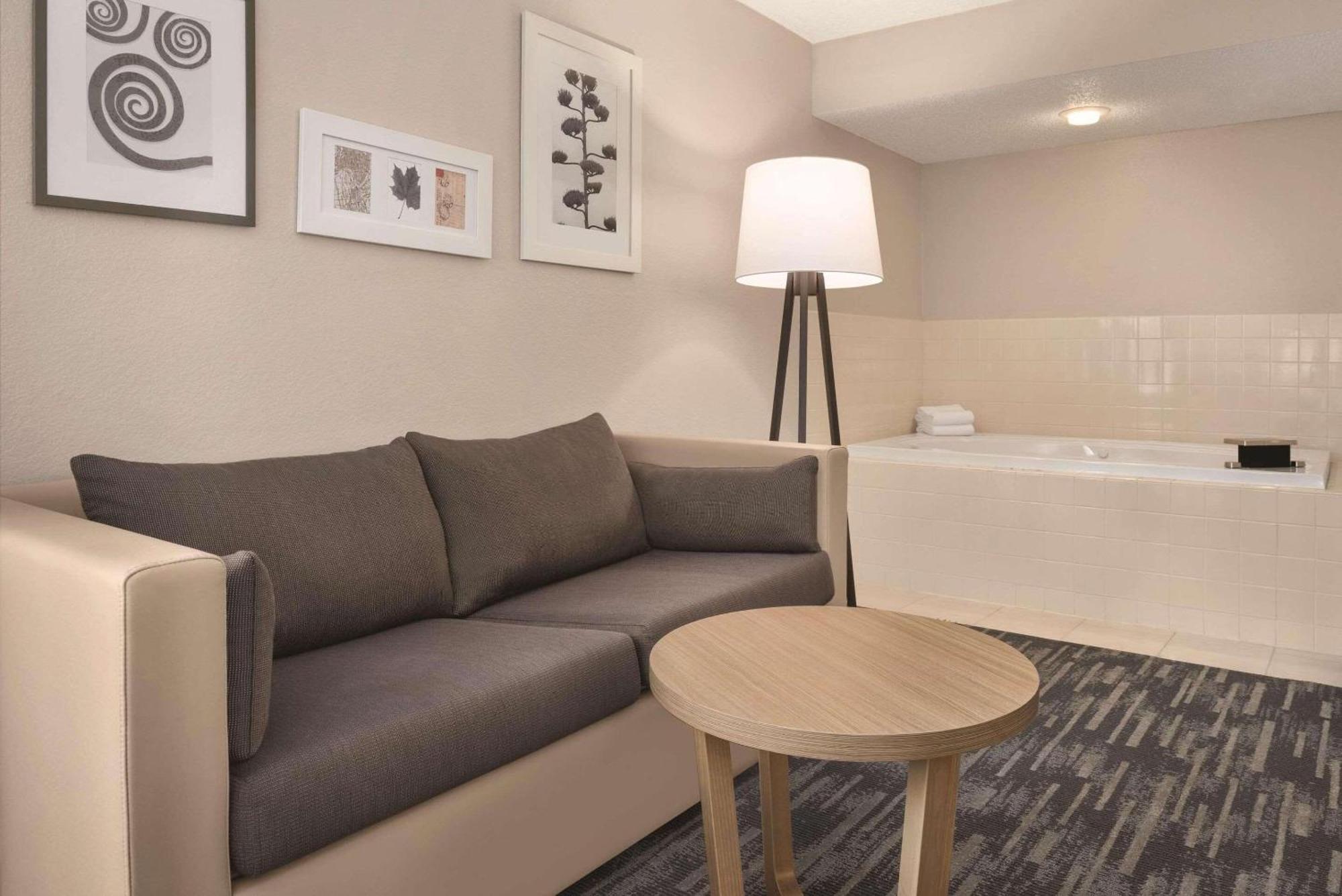 Country Inn & Suites By Radisson, Pella, Ia מראה חיצוני תמונה