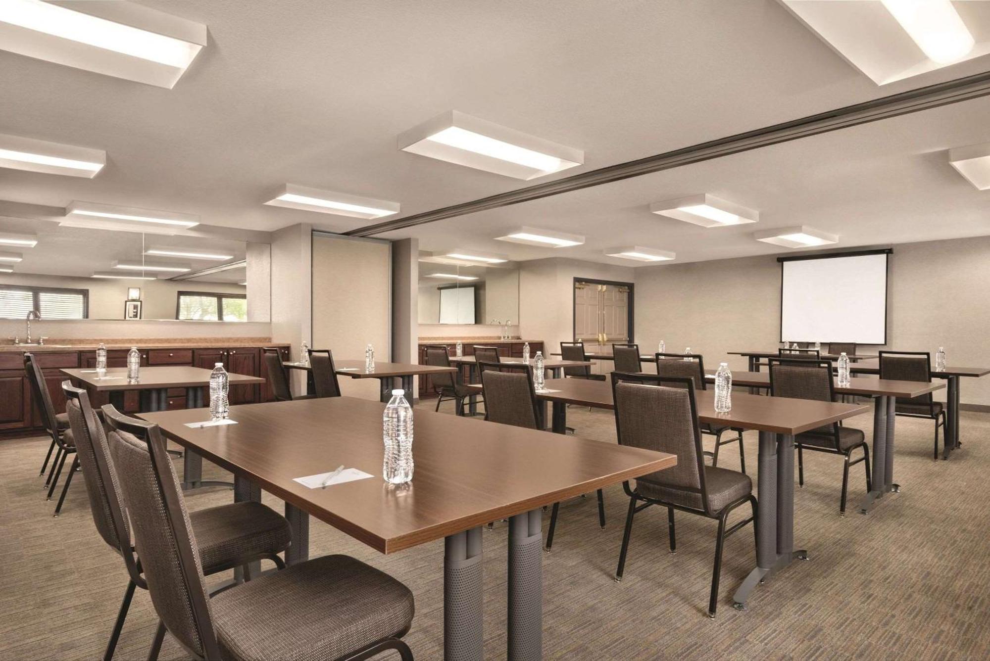 Country Inn & Suites By Radisson, Pella, Ia מראה חיצוני תמונה